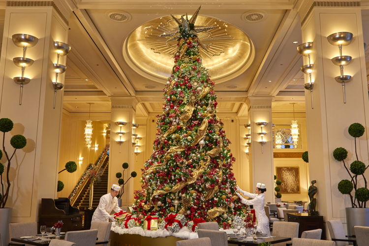 The Lobby's Magnificent Christmas Tree en The Peninsula Chicago 