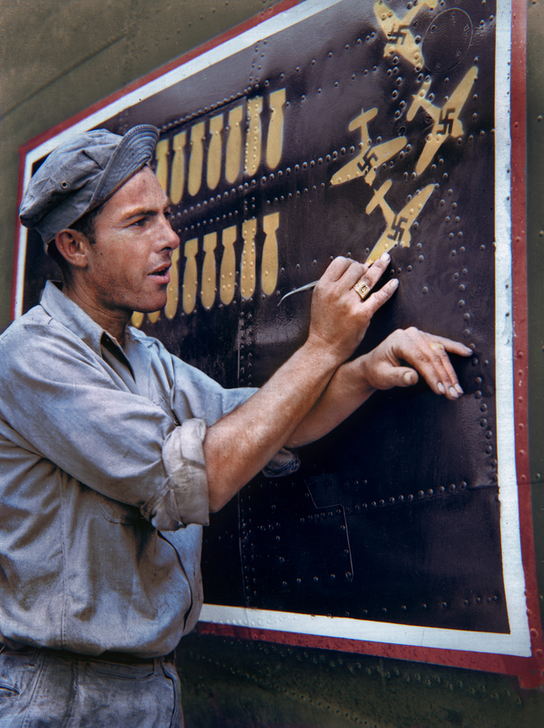 A U.S. airman drawing the silhouettes of German planes shot down during battles on a B–24 Liberator. Provence, August 1944. AKG8727509 © akg-images / Mondadori Portfolio A U.S. airman drawing the silhouettes of German planes shot down during battles on a B–24 Liberator. Provence, August 1944. AKG8727509 © akg-images / Mondadori Portfolio