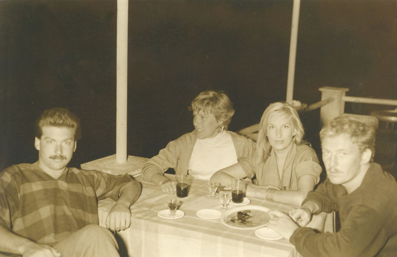 Karel Appel, Henny Riemens, Elly Overzier en Hugo Claus in Italië.