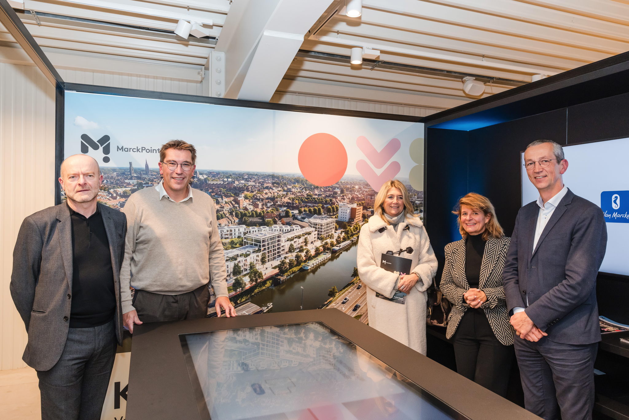 Vlnr: Dirk Engelen (COO Binst Architects), schepen Franky Demon, schepen Mercedes Van Volcem, Caroline Van Marcke (CEO Van Marcke) en Filip Dewaele (voorzitter vastgoedgroep Dewaele).