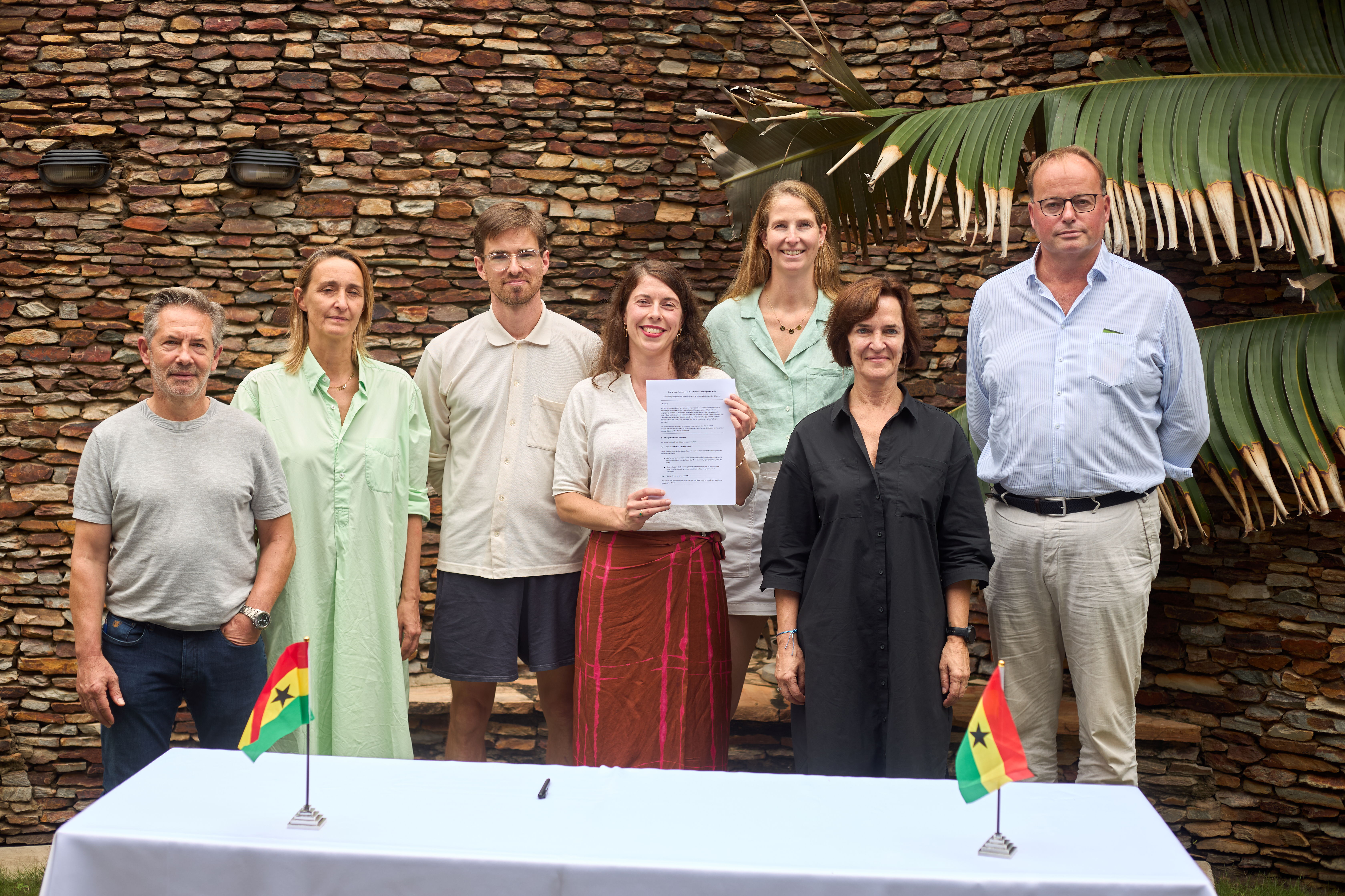 De delegatie van Belgische modebedrijven na het ondertekenen van het charter - vlnr Wouter Noterman (Noterman Fashion) - An Kluft (Pluto) - Toon Torfs (Torfs) - Clio Gydé (Xandres) - Charlotte Delfosse (Bel&Bo) - Ann Claes (Claes Retail Group) - Kristof De Sutter (e5 Fashion)