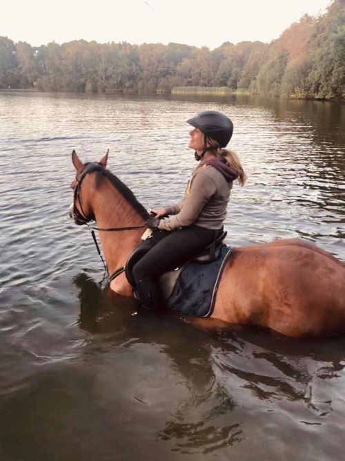 Colette Mariën trekt er met haar paardje Glossy Van De Kapelin graag op uit: "Dit is pure ontspanning en helpt om mijn hoofd leeg te maken. Daarna kan ik er weer helemaal tegenaan!”
