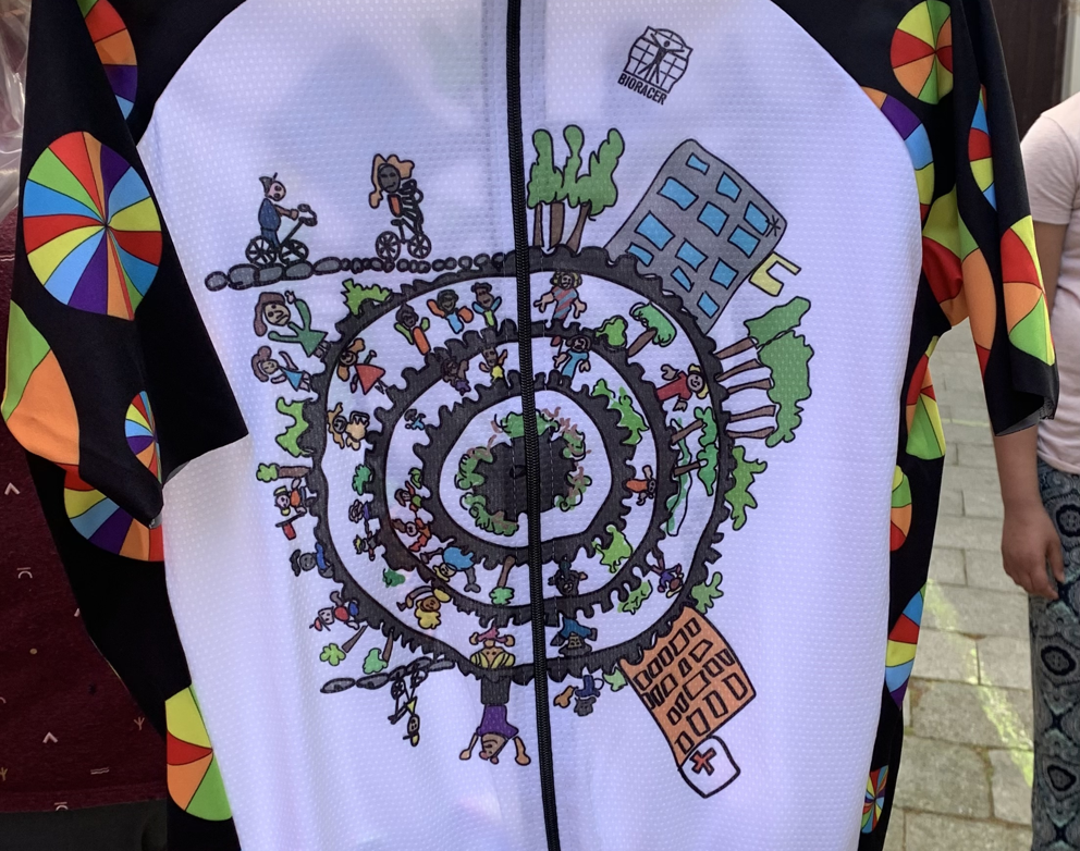 Sint-Jansschool krijgt eigen ontwerp wielershirts cadeau