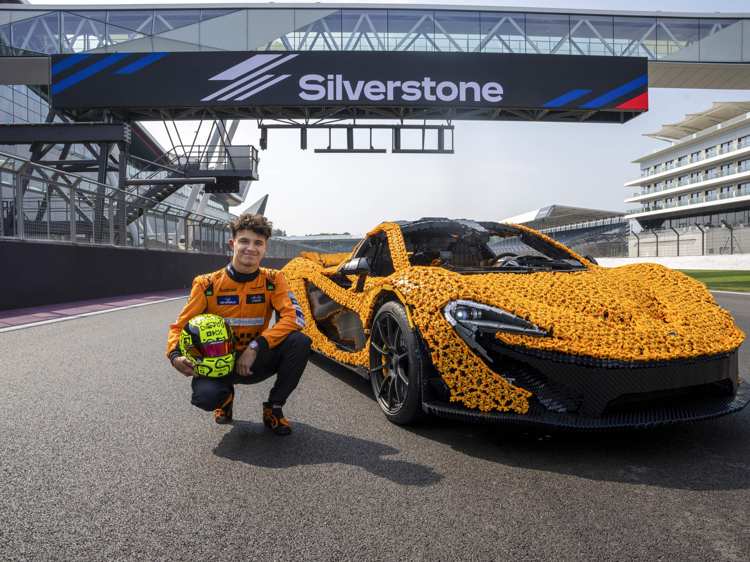 Persbericht: Lando Norris rijdt op het Silverstone Circuit in levensgrote LEGO® Technic™ McLaren P1™