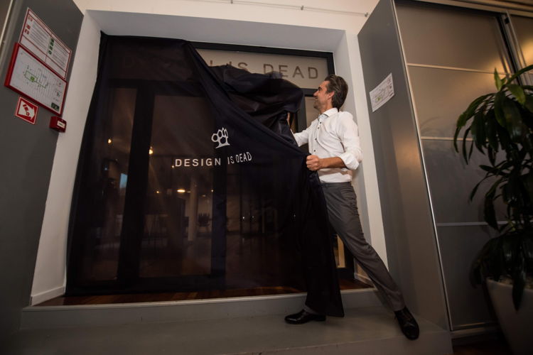 MD Jeroen Huys unveils the new office space (Photo: Ritchie Sedeyn)