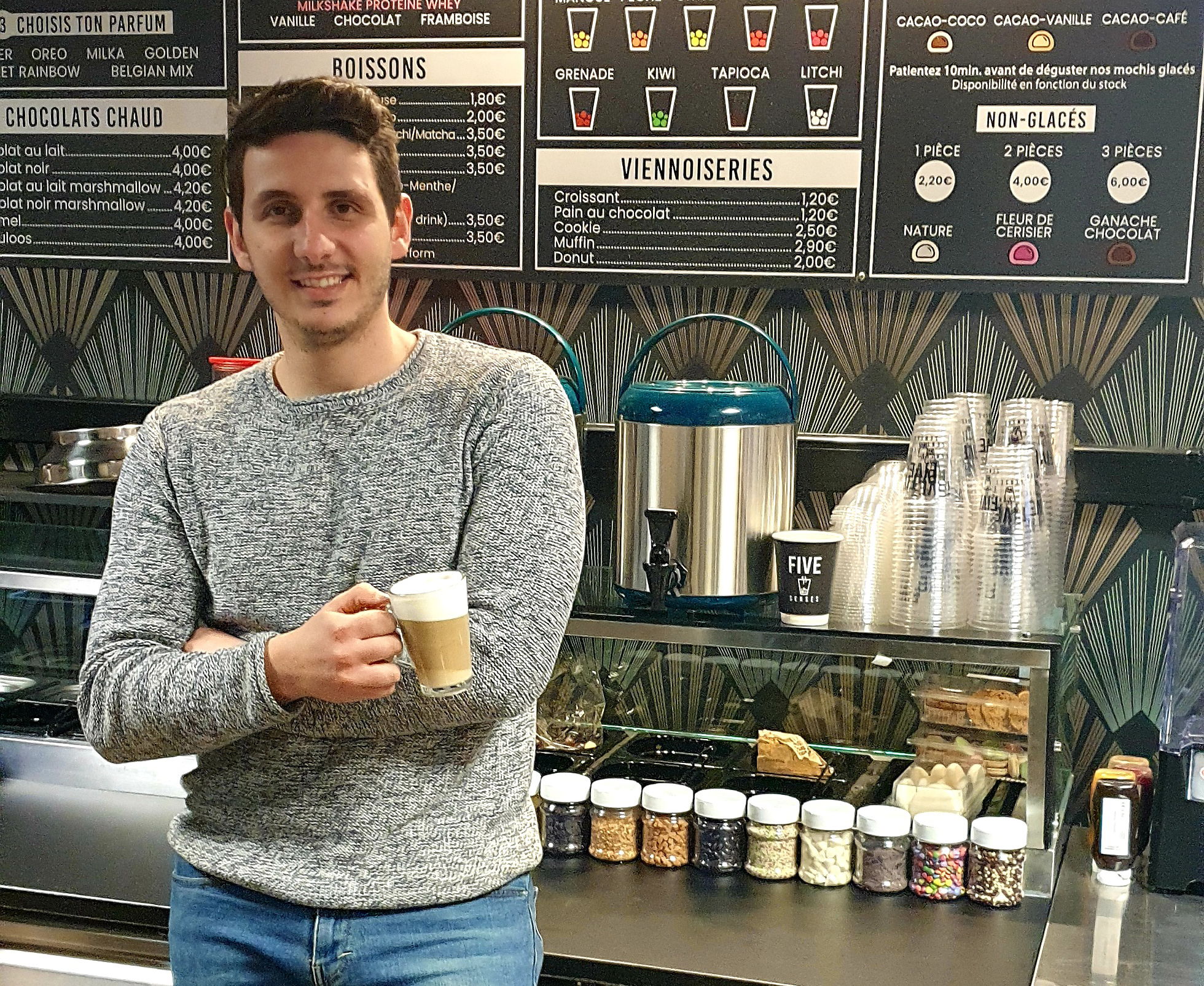 Angelo, gérant du Five Senses Coffee Bar à Mons