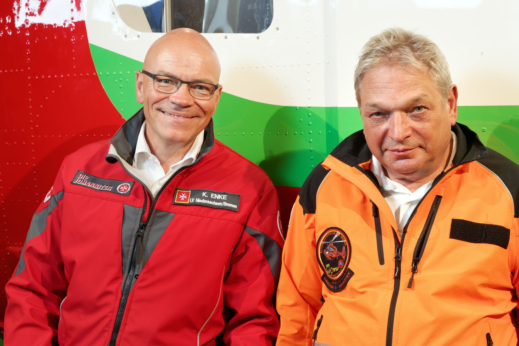 „Kommunikation ist das A und O!“ – Volker Hubrich (rechts), Leitender HEMS-TC („Helicopter Emergency Medical Services Technical Crew Member“) mit Kersten Enke, Leiter der Johanniter-Akademie Niedersachsen/Bremen