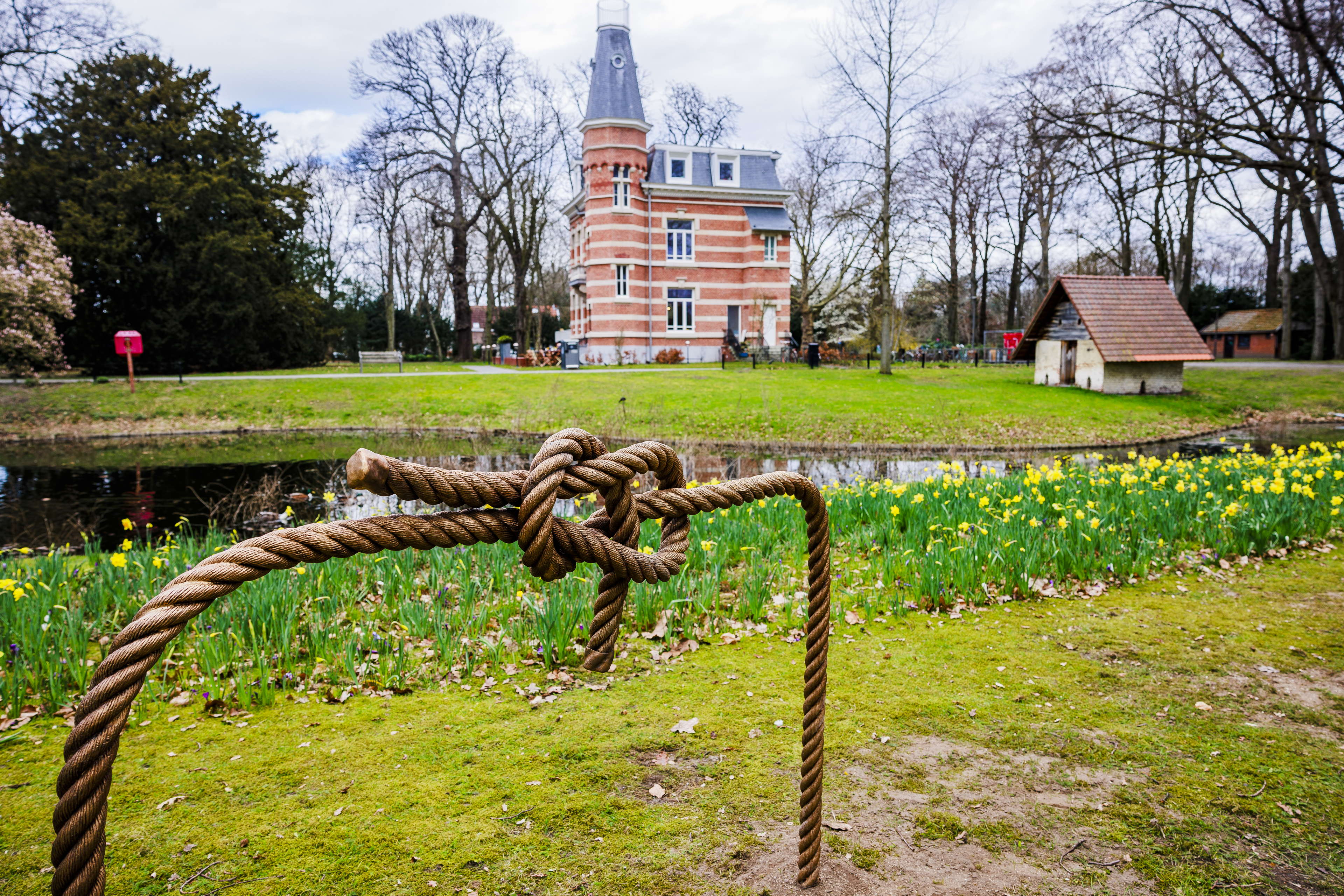 Nieuw kunstwerk 'Knot Alone' in Merksem