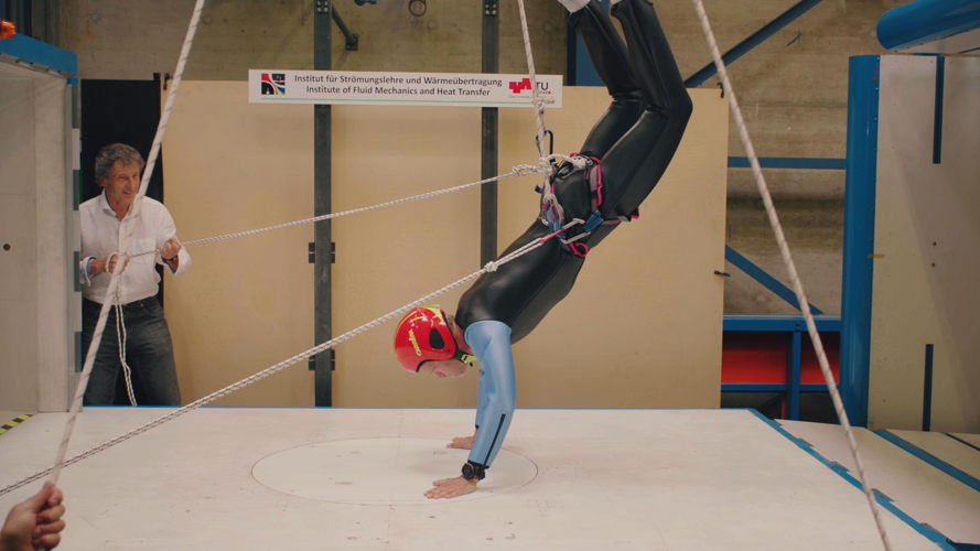 Maaeren in de windtunnel van prof. Wolfram Müller - (c) VRT / De Mensen