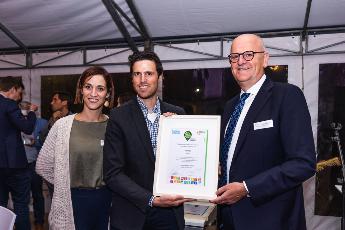 Zinkrecycleerder Rezinal behaalt samen met 10 andere Limburgse bedrijven een VN-certificaat in Duurzaamheid: “We doen zelfs groene bandjes rond ons zink.”