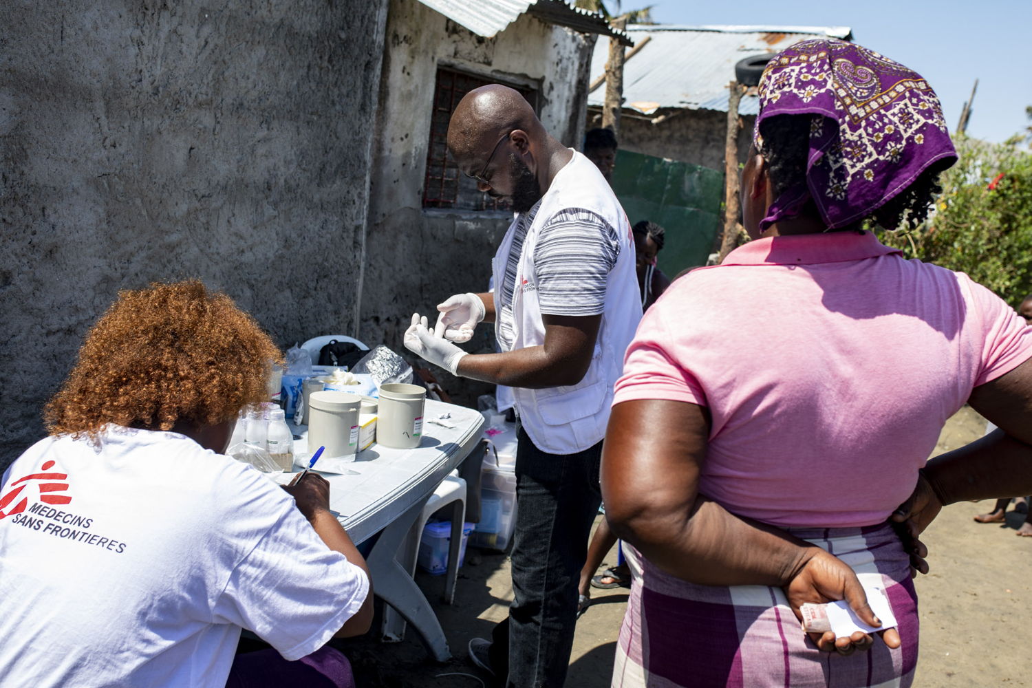 Jaime Castro, counsellor, prepares drugs for a patient in the slum of Praia Nova in Punta Gea with the mobile clinic of MSF.
