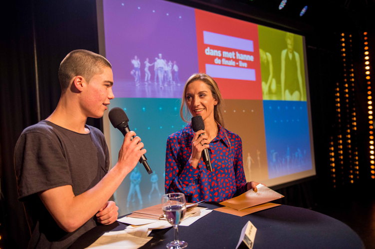 Hanne Decoutere en Jesse Callaert maken de winnaars bekend - (c) VRT Joost Joossen