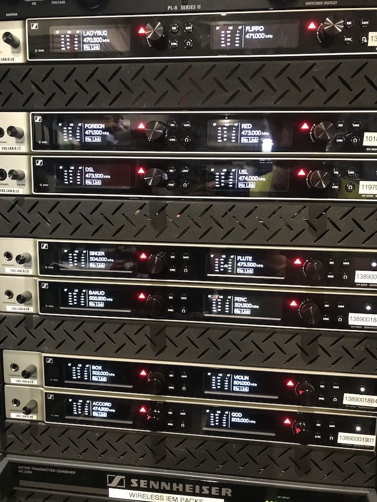 Bei der Cirque du Soleil-Produktion Alegria werden 18 Kanäle des Digital 6000 Drahtlossystems von Sennheiser verwendet — Foto mit freundlicher Genehmigung von Cirque du Soleil