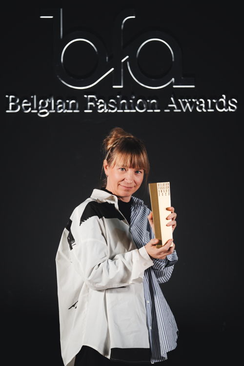 Ruth Goossens with the award for Anthony Vaccarello © J. Van Belle - WBI