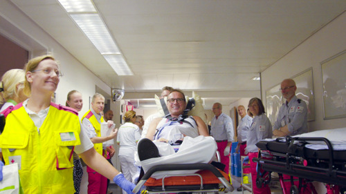 Alle hens aan dek tijdens vroegtijdige verhuis van Cadix-ziekenhuis in Helden van Hier: De MUG