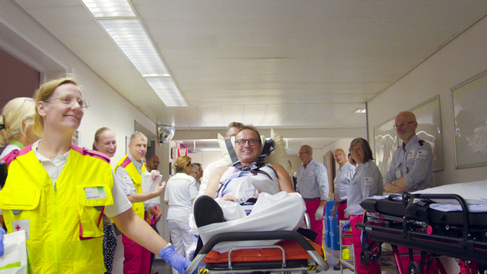 Alle hens aan dek tijdens vroegtijdige verhuis van Cadix-ziekenhuis in Helden van Hier: De MUG