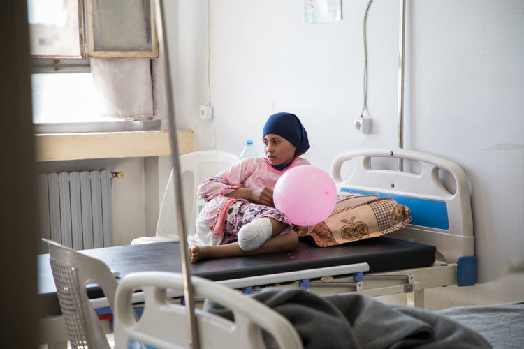 Lamis (13) verloor een been toen ze met haar zussen het dak van hun huis in Dhiban op gingen en daar een boobytrap tot ontploffen brachten. © Louise Annaud/MSF Lamis (13) verloor een been toen ze met haar zussen het dak van hun huis in Dhiban op gingen en daar een boobytrap tot ontploffen brachten. © Louise Annaud/MSF
