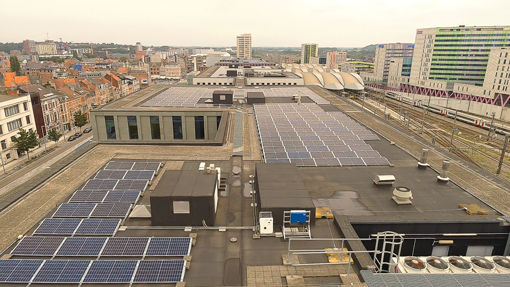 Insaver installs solar panels on the roof of the KBC building in the heart of Louvain