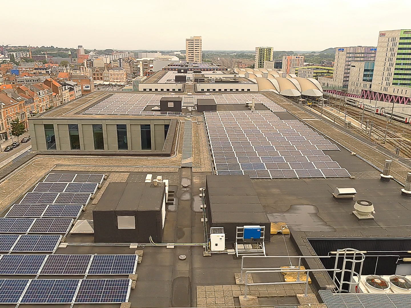 Insaver installs solar panels on the roof of the KBC building in the heart of Louvain