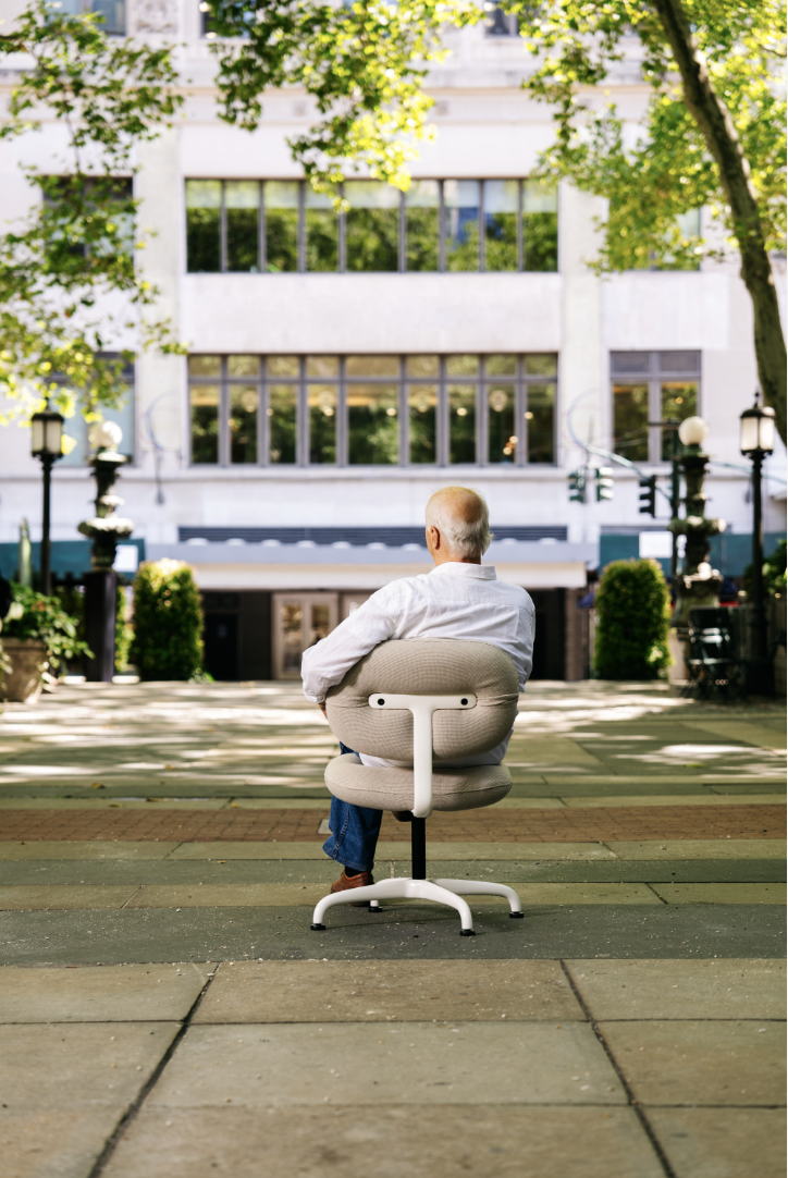 Bruce Hannah with the Morrison Hannah Chair. Courtesy of Knoll. 