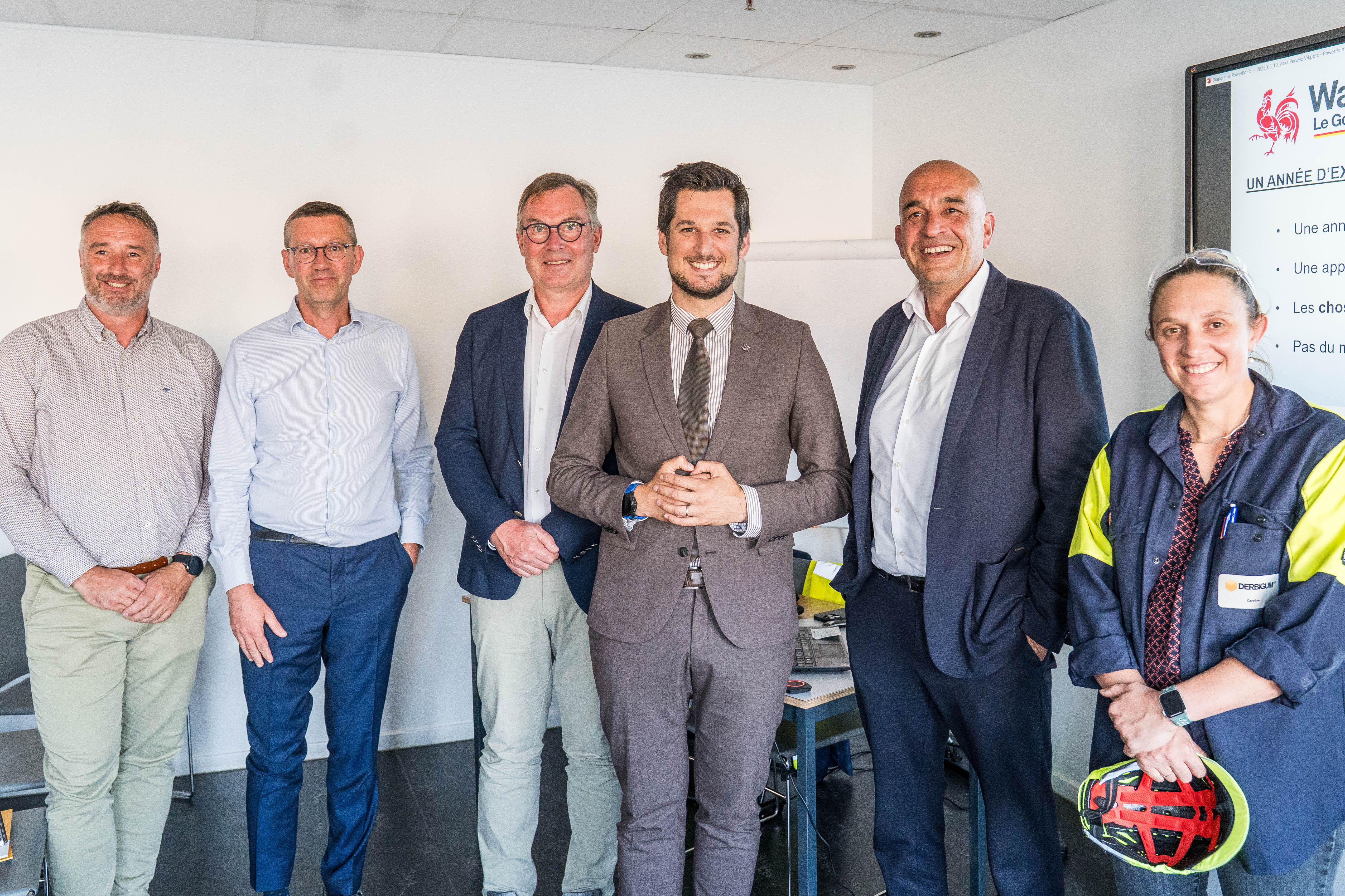 V.l.n.r. Wim Beck, country manager Belux Derbigum, Stefaan Valette, marketing en business development bij Derbigum, Marc De Baere, president & general manager JSR Micro, Adrien Dolimont, Waalse minister-president, Kris Claes, gedelegeerd bestuurder Voka-KvK Vlaams-Brabant en Caroline Martin, plant director Derbigum V.l.n.r. Wim Beck, country manager Belux Derbigum, Stefaan Valette, marketing en business development bij Derbigum, Marc De Baere, president & general manager JSR Micro, Adrien Dolimont, Waalse minister-president, Kris Claes, gedelegeerd bestuurder Voka-KvK Vlaams-Brabant en Caroline Martin, plant director Derbigum