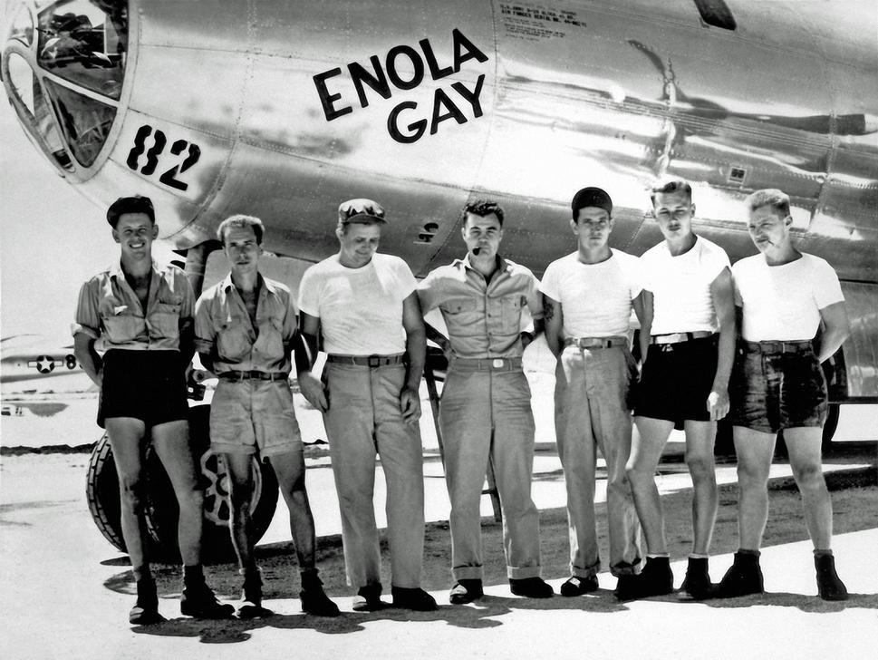 ATOMIC BOMB HIROSHIMA The Enola Gay with crew. August 1945. The pilot, Paul Tibbets (with pipe), is in the middle. He was in charge of dropping the atom bomb over Hiroshima, August 6, 1945. AKG3854934 ©akg-images