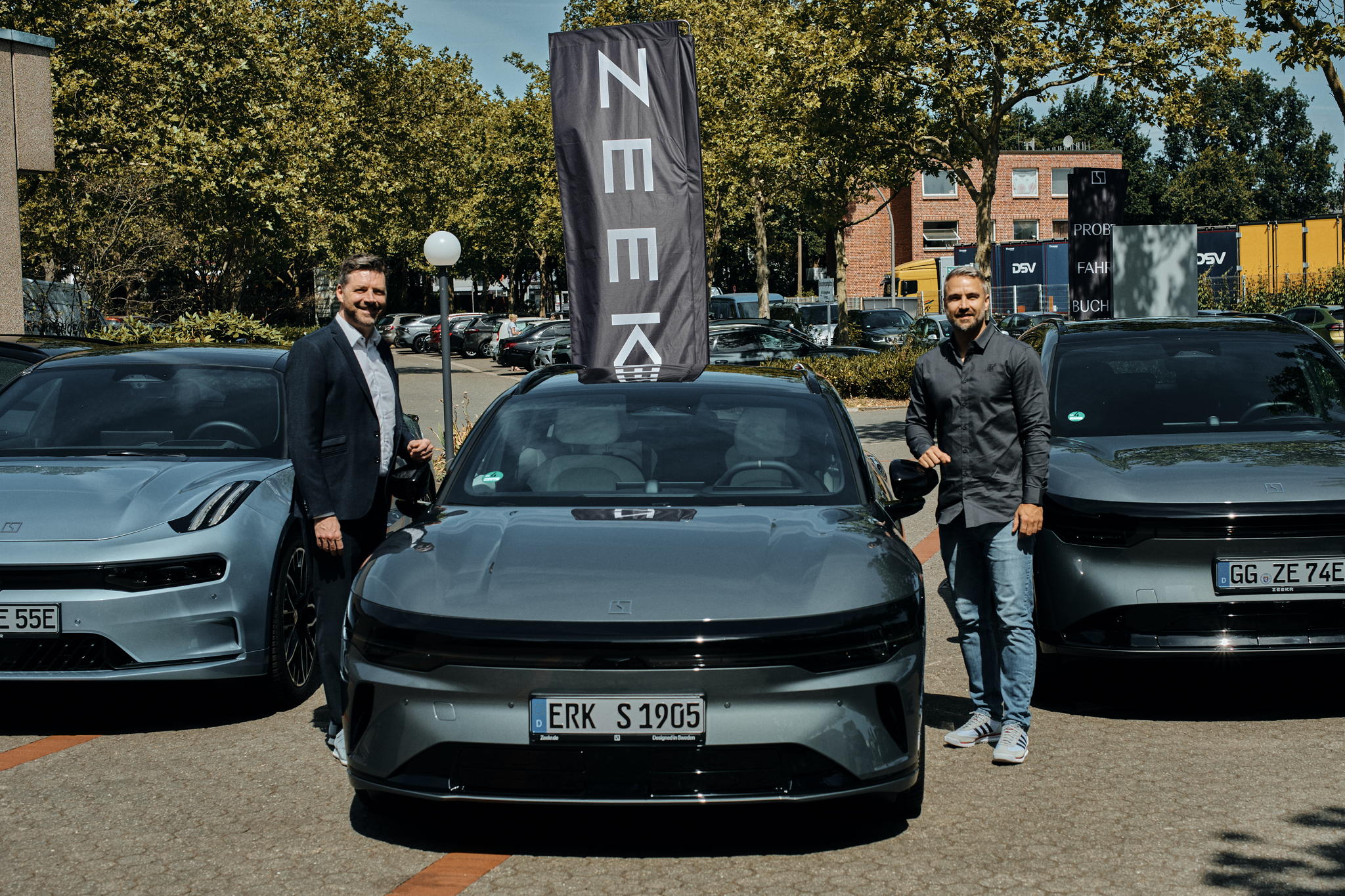 Lukas Dohle (Managing Director Zeekr Deutschland, links) übergibt den ersten Zeekr 7GT in Deutschland an den Kunden Simon Dell (rechts) Lukas Dohle (Managing Director Zeekr Deutschland, links) übergibt den ersten Zeekr 7GT in Deutschland an den Kunden Simon Dell (rechts)