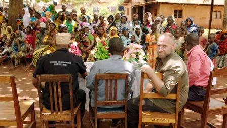 Jan bezoekt een humanitair project in Tanzania (c) VRT