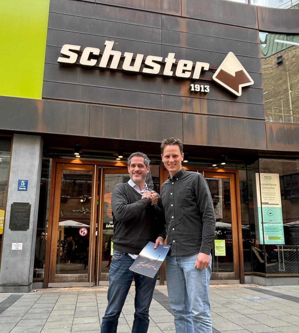 (v.l.n.r.) Fabian Schäfer, Geschäftsführer Laufstatt Event gGmbH und Konstantin Rentrop, Geschäftsführer Sporthaus Schuster GmbH (v.l.n.r.) Fabian Schäfer, Geschäftsführer Laufstatt Event gGmbH und Konstantin Rentrop, Geschäftsführer Sporthaus Schuster GmbH