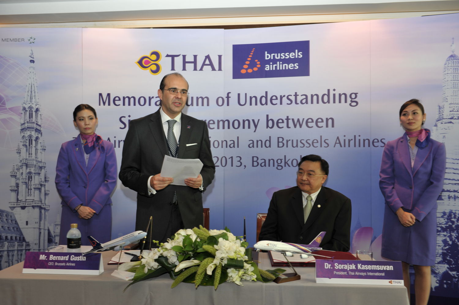 Brussels Airlines CEO Bernard Gustin en THAI bestuursvoorzitter Dr. Kasemsuvan