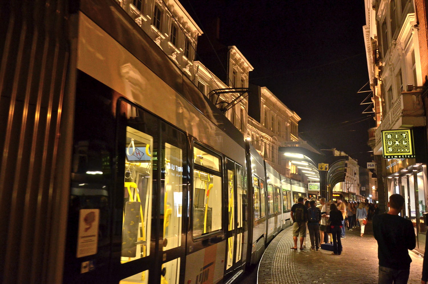 Tram in de avond