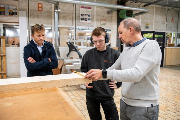actiefoto restauratie in Richtpunt Zottegem leerlingen Schrijnwerk aan de slag onder begeleiding