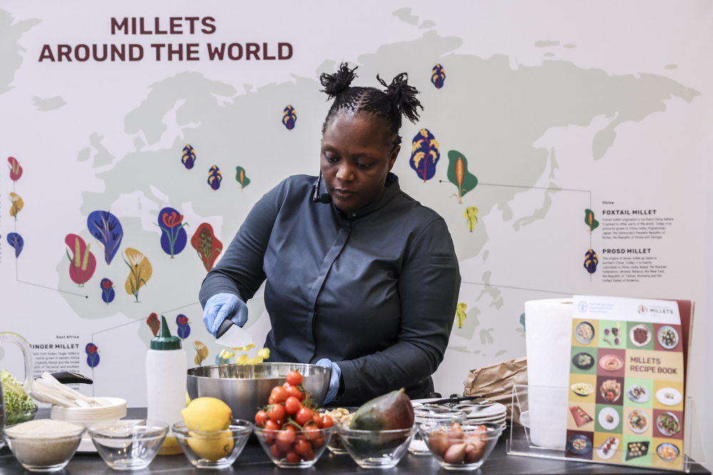 Chef Binta prepares millet dishes in the atrium of the FAO headquarters as part of the IYM closing ceremony celebrations.