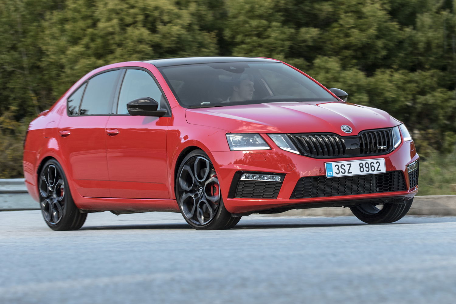 The most powerful and fastest ŠKODA OCTAVIA in the company’s history promises the ultimate driving experience. The power output of the ŠKODA OCTAVIA RS 245 has been increased to 180 kW (245 PS). One highlight of the modern chassis technology is the electronically regulated VAQ limited-slip differential.