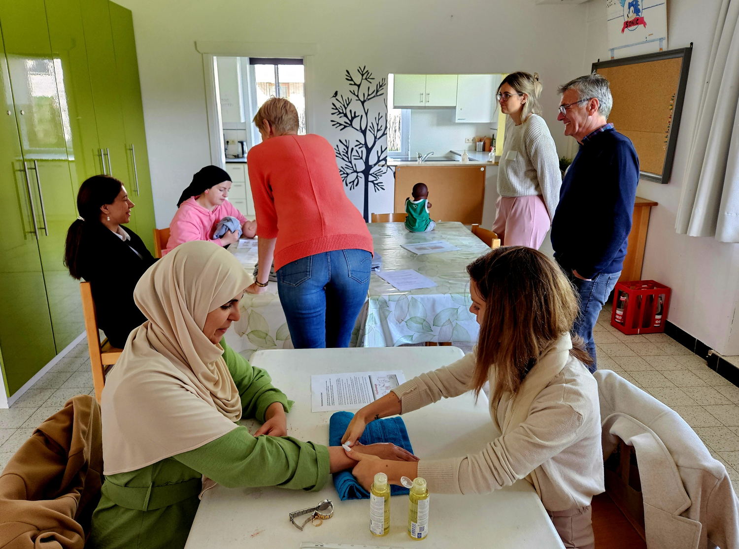 zij-instromers van de VDAB maken kennis met diverse taken van verzorgende in de thuiszorg in het multifunctioneel centrum De Hagewinde Lokeren
