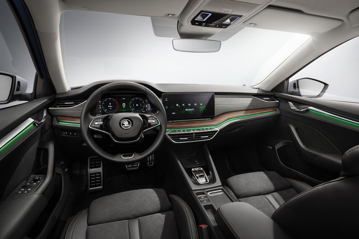 The ŠKODA OCTAVIA’s new interior concept provides a
new sense of spaciousness and improved ease of
operation in the SCOUT variant too. 