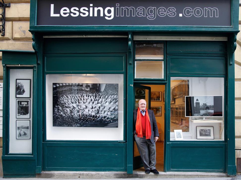 Un des monstres sacrés de la photographie : Erich Lessing devant sa galerie à Vienne. Photo © Philipp Rank / philipprank. com