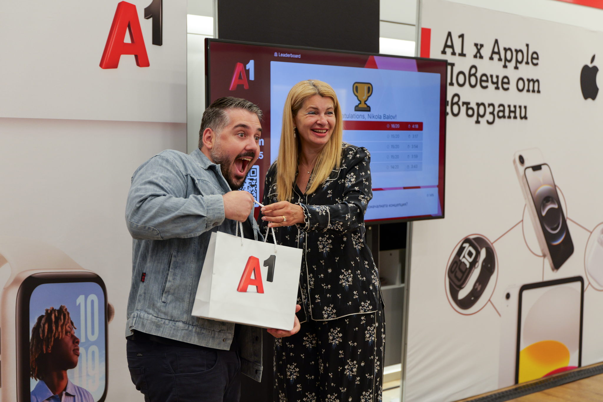 Илияна Захариева, директор „Корпоративни комуникации“ в А1 България, връчи награда на журналист по време на събитие за представяне на пълното портфолио смартустройства на Apple, предлагано от А1