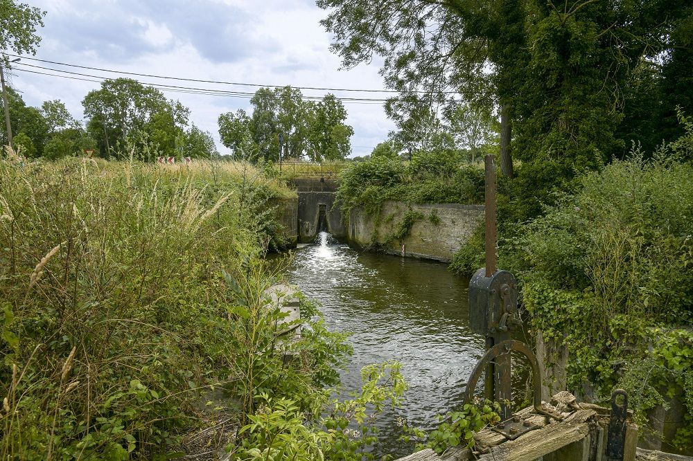 De oude waterinlaat, waar water uit het kanaal Brugge-Oostende de Oudlandpolder instroomt, wordt gemoderniseerd.