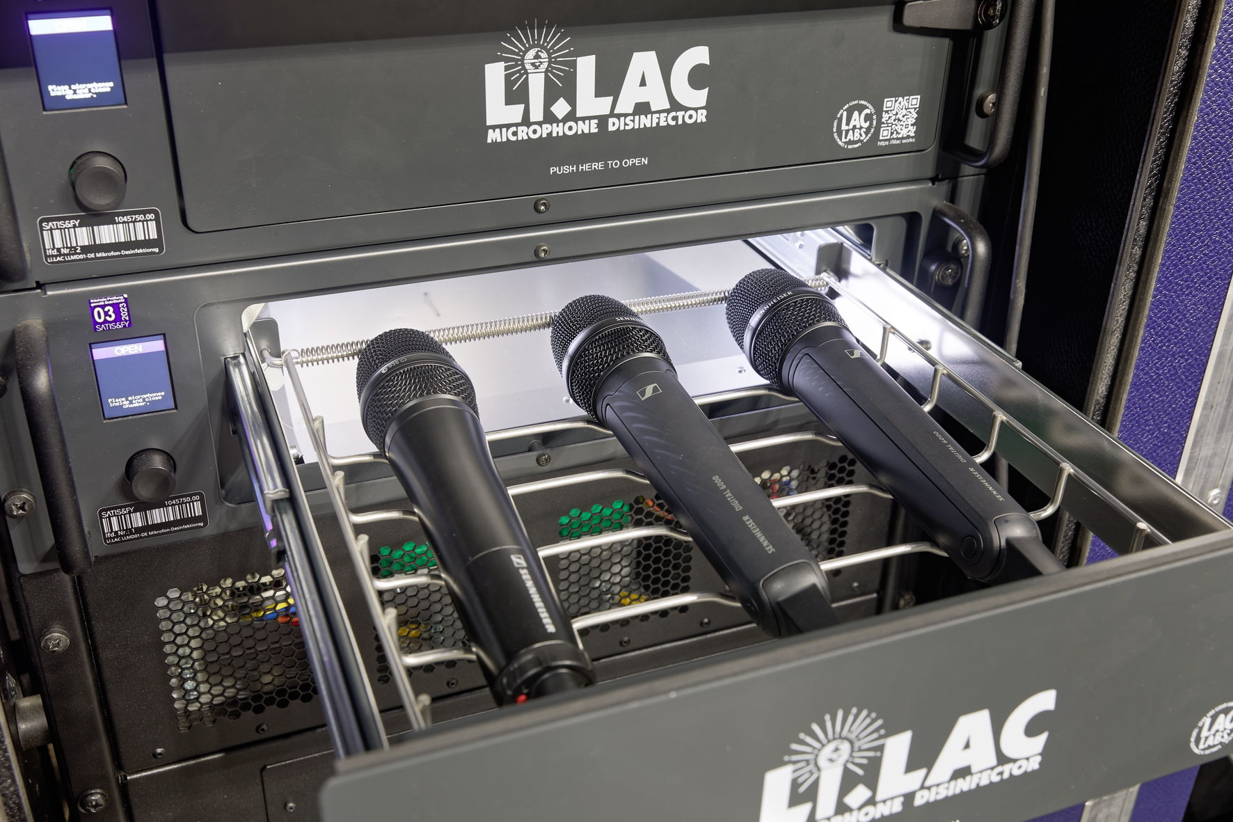 Safety first: Die Mikrofone werden mit UV-Licht desinfiziert