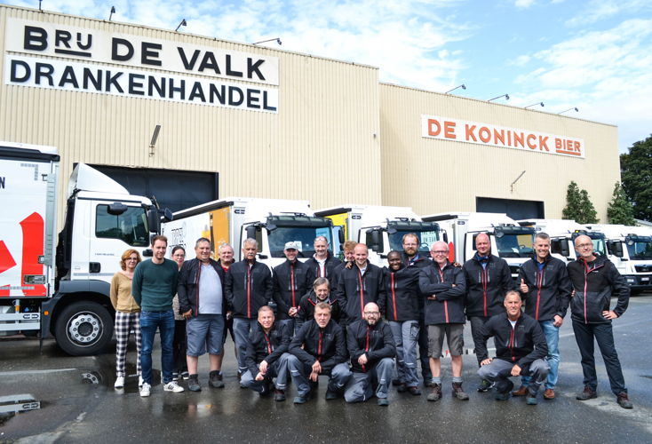 Het team van Brouwerij De Valk is trots op de vernieuwing van het wagenpark.