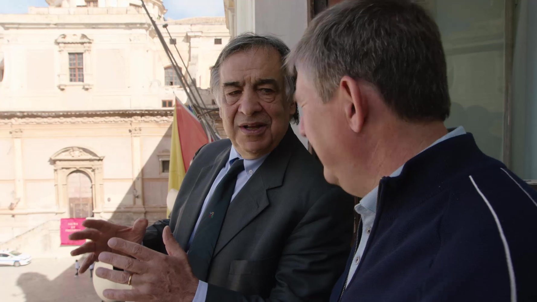 Rudi Vranckx in gesprek met Leoluca Orlando  © VRT – Philippe Van Hecke