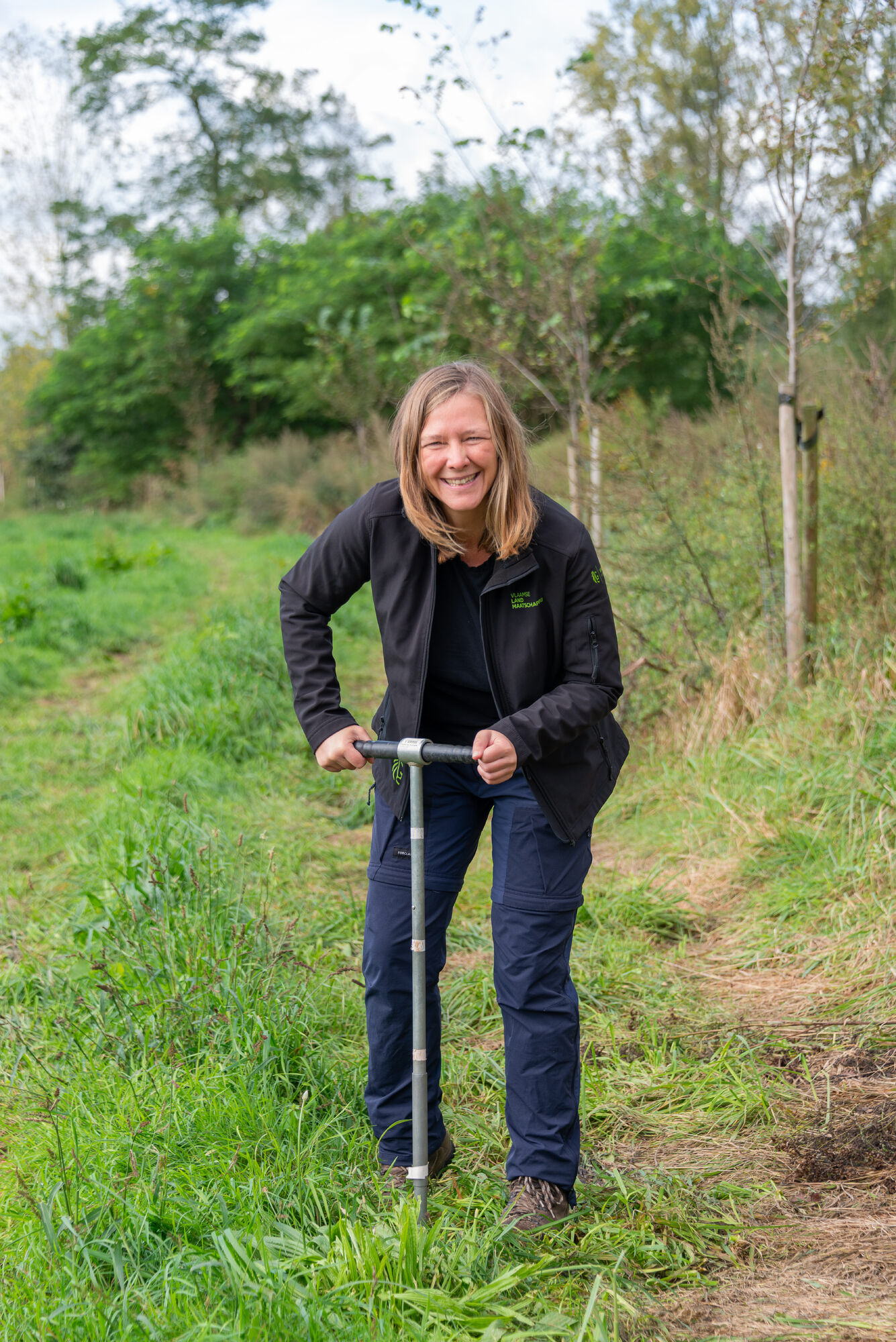Sarah voert vaak boringen uit op het terrein. - ©VLM, Leen De Neve