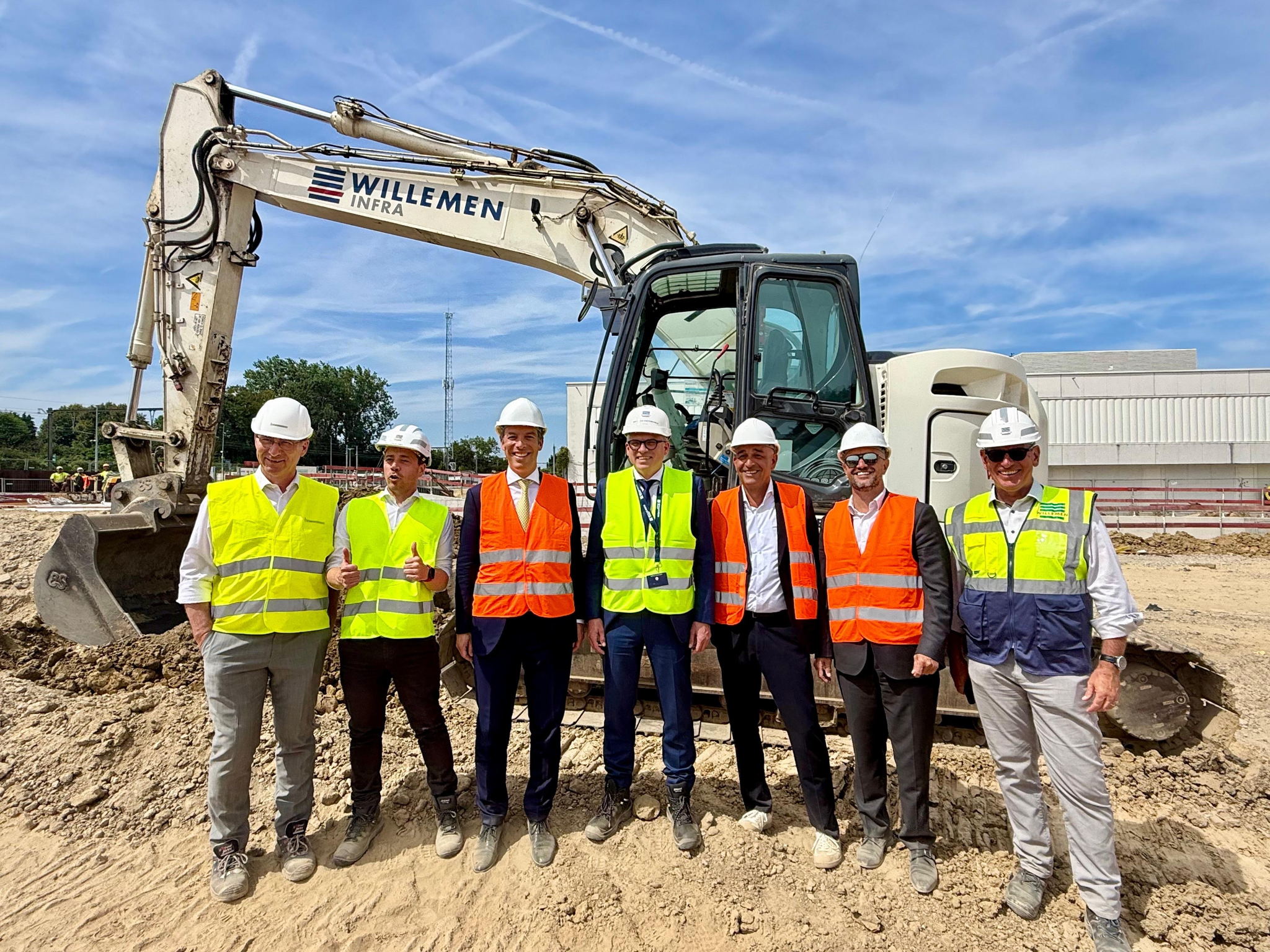Minister-president Matthias Diependaele trapte de Voka Zomerstages af in Asse op een werf van Willemen Groep Minister-president Matthias Diependaele trapte de Voka Zomerstages af in Asse op een werf van Willemen Groep
