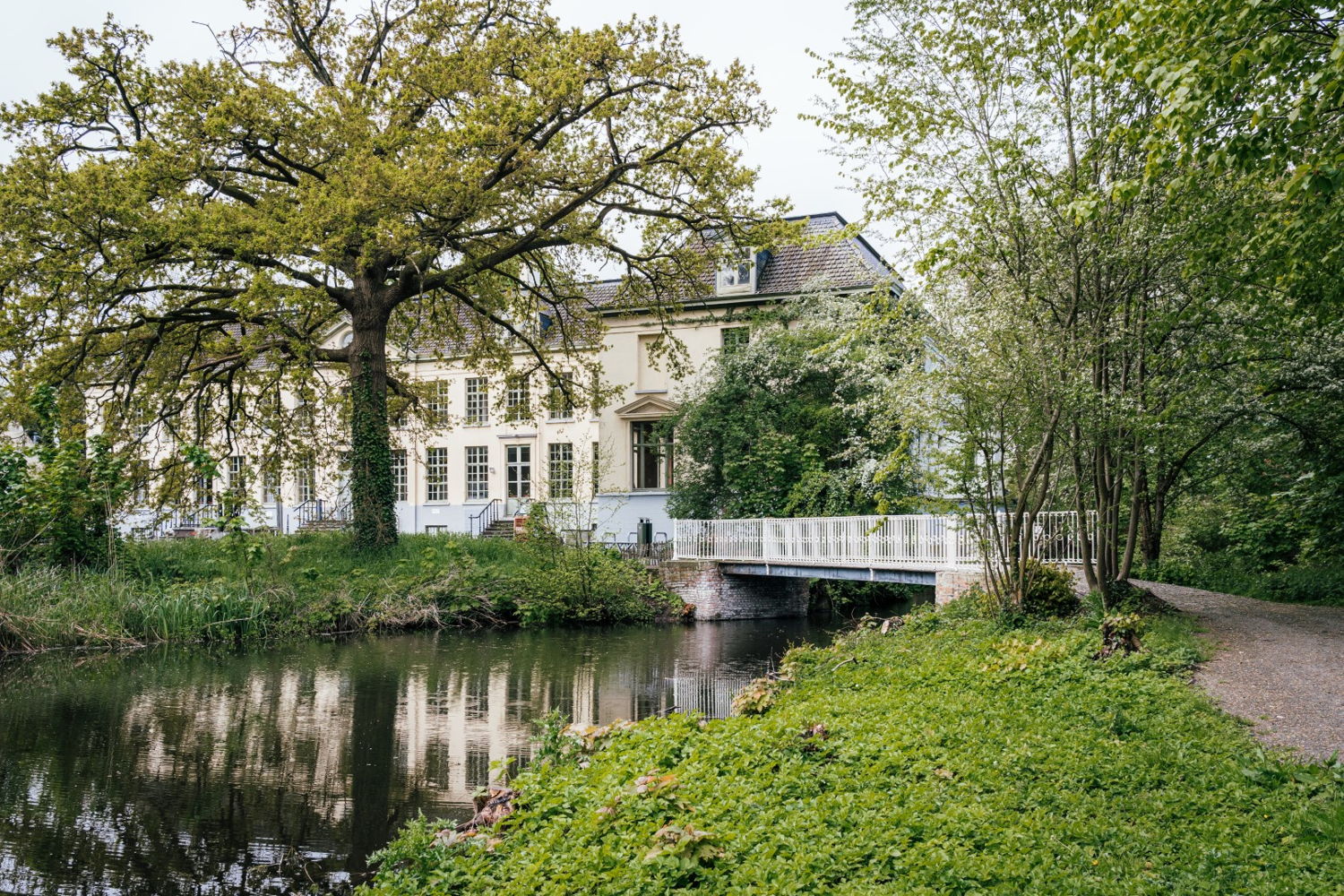 Het landgoed De Campagne en één van de gerestaureerde bruggen  © Stad Gent