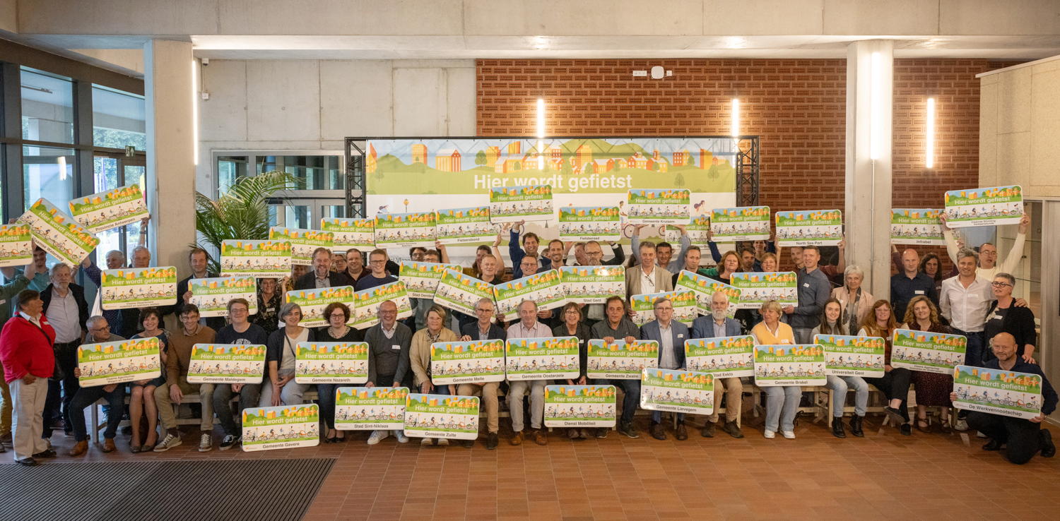 lokale besturen en bovenlokale organisaties kregen een 'Hier wordt gefietst'-verkeersbord