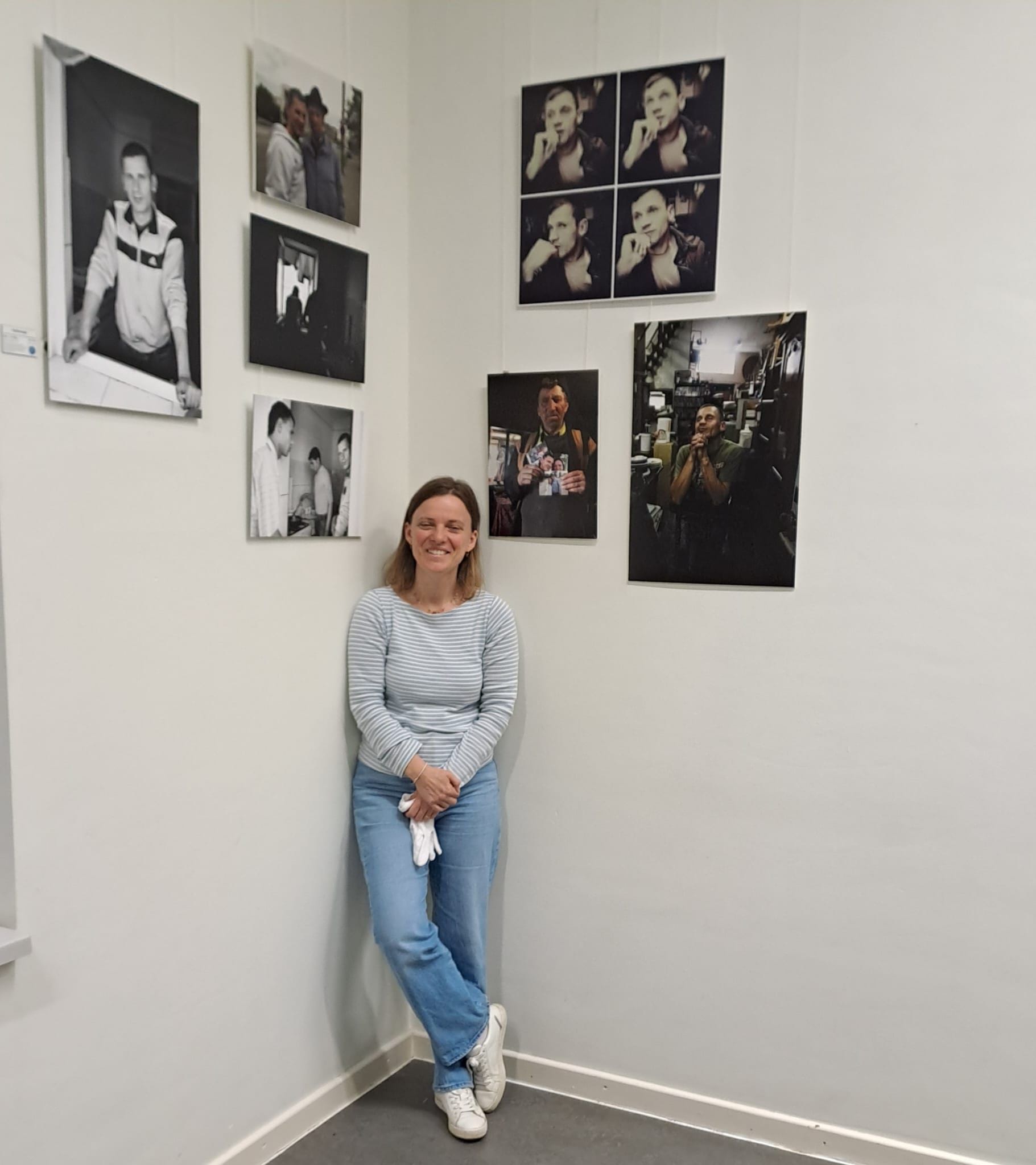 Fotografe Laetitia De Blauwe bij enkele van haar beelden uit de tentoonstelling.