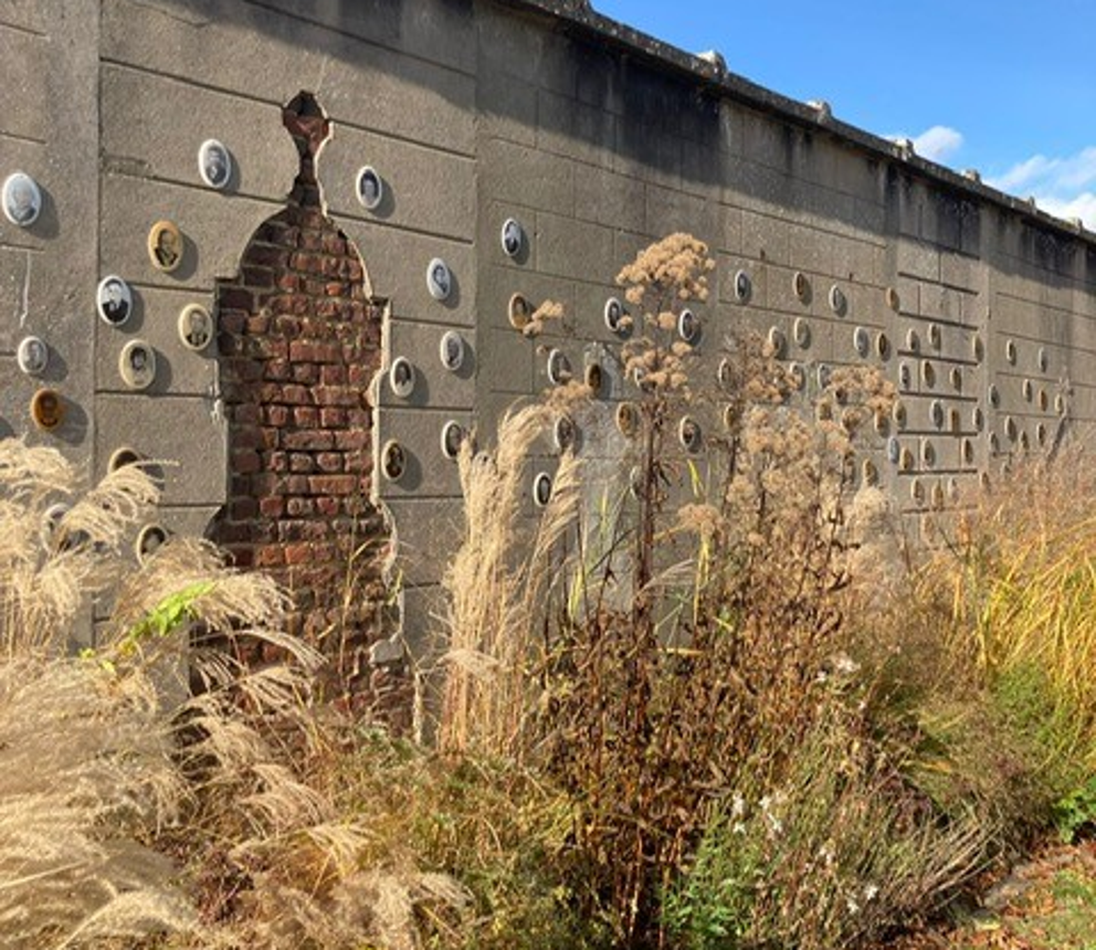 Troostmuren op Leuvense begraafplaatsen houden herinnering aan stadsgenoten levend