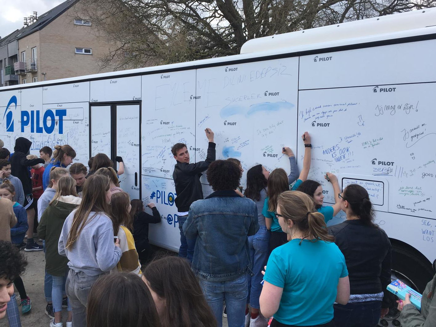 Complimentenbus tourt tegen pesten en voor het goede doel