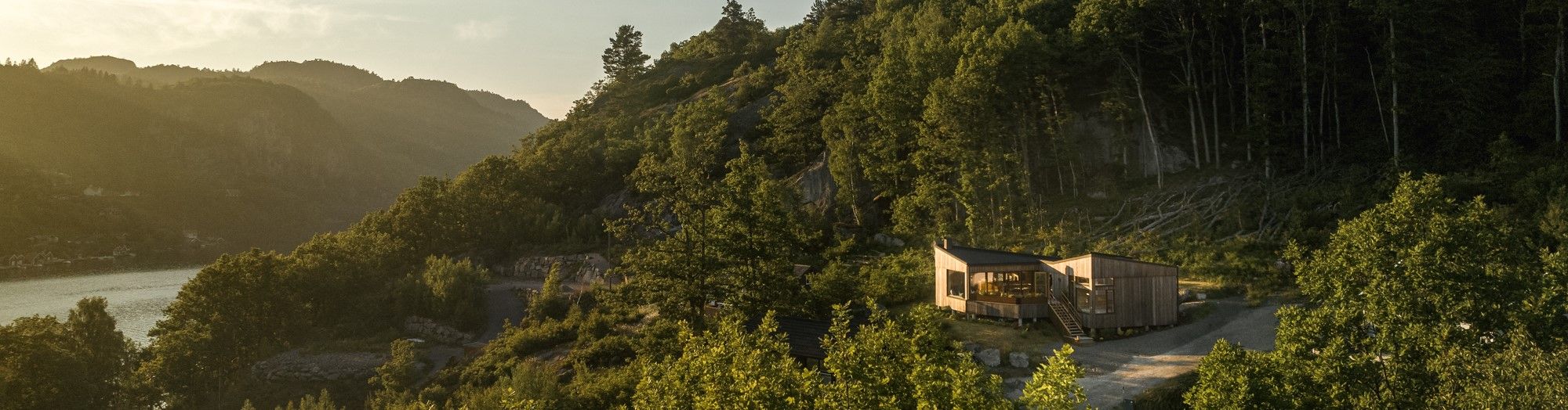 Une architecte choisit le bois Kebony pour le bardage de son chalet, situé au bord d’un fjord en Norvège